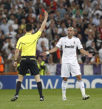 Referre Wolfgang Stark (GER, L) shows Real Marids Pepe the red card during Champions League semifinal first match on April 27 2011 -  (057) o0 Enttäuschung rote Karte