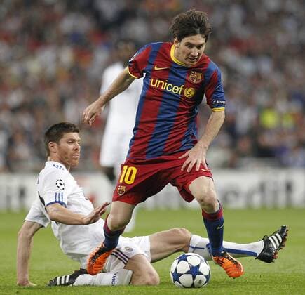 Real Madrid s Xabi Alonso and FC Barcelona s Lionel Messi (R) during Champions League semifinal first match on April 27 2011 -  (066) o0 Barca
