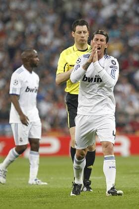 Real Madrid s Sergio Ramos yellow card from referee Wolfgang Stark (GER) during Champions League semifinal first match on April 27 2011 -  (053) o0 Enttäuschung Verzweiflung