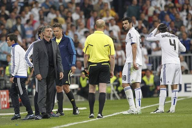 Real Madrid s coach Jose Mourino (2.L) during Champions League semifinal first match on April 27 2011 -  (058) o0 Enttäuschung