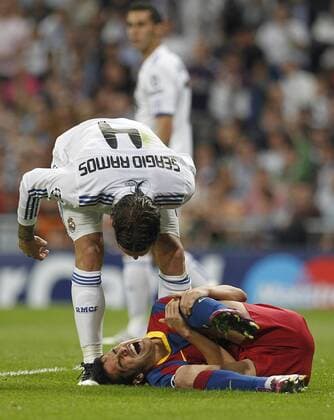 Real Madrid s Sergio Ramos (top) and FC Barcelona s Sergio Busquets during Champions League semifinal first match on April 27 2011 -  (061) o0 Barca Verletzung Schmerz