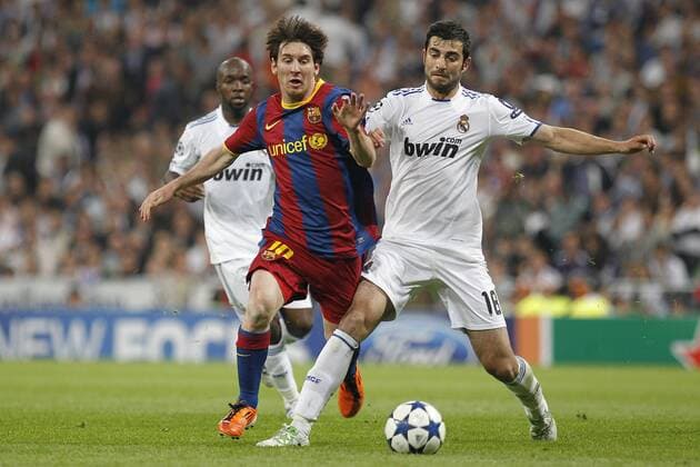Real Madrid s Raul Albiol (R) and FC Barcelona s Lionel Messi during Champions League semifinal first match on April 27 2011 -  (074) o0 Barca