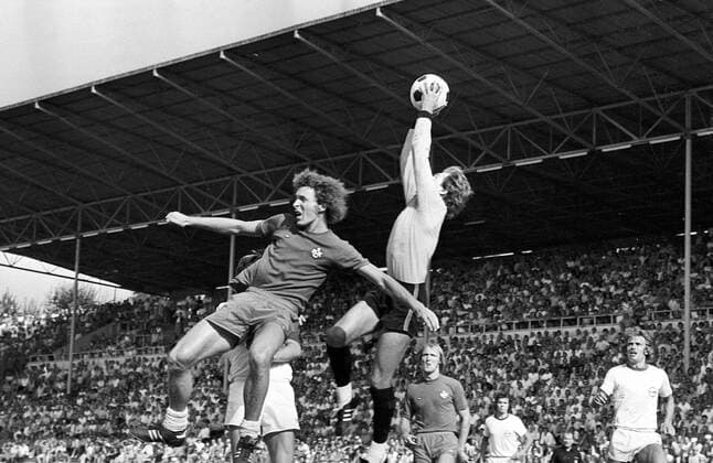 Klaus Toppmöller (1. FC Kaiserslautern, li.) gegen Torwart Bernd Helmschrot, daneben Manfred Ritschel (re., beide Kickers Offenbach) und Roland Sandberg (1. FC Kaiserslautern) Aktion Duell