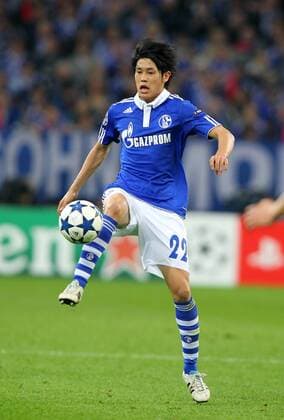 Atsuto Uchida Sport Fussball Fußball Championsleague Halbfinale Herren Saison 10 11 26.04.2011 FC Schalke 04 vs. FC Manchester United ManU 0:2 Einzelbild Freisteller Aktion