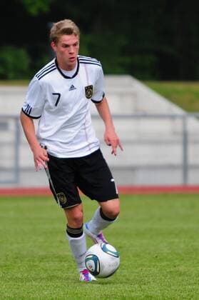Testspiel der deutschen U17 Nationalmannschaft gegen die U17 Mannschaft des FSV Frankfurt am 27.04.2011 auf dem Sportplatz an der Babenhäuser Landstrasse in Frankfurt am Main. Marvin Ducksch ( Deutschland U17 )