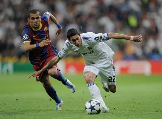 FUSSBALL CHAMPIONS LEAGUE SAISON 2010 2011 Halbfinale 27.04.2011 Real Madrid - FC Barcelona Daniel Alves (li, Barca) gegen Angel Di Maria (Real Madrid)  Dani