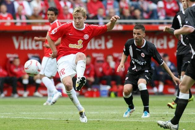 30.04.2011, Fußball-Bundesliga, 32. Spieltag: 1. FSV Mainz 05 - Eintracht Frankfurt. Lewis Holtby (FSV Mainz 05, L), Benjamin Köhler Köhler (Eintracht Frankfurt).