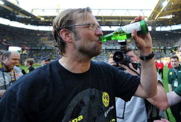 BVB Borussia Dortmund feiert den Gewinn der Deutschen Meisterschaft 2011: Meisterbier: Trainer Jürgen KLOPP (Dortmund)  o0 Einzelbild Bierflasche