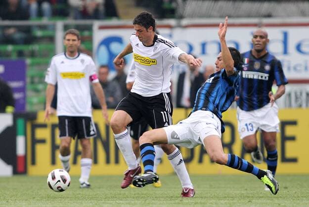Lucio (Inter) Igor Budan (Cesena) - Serie A 2010 2011, AC Cesena (weiß) vs. Inter Mailand (blau) - lucaxpagliaricci