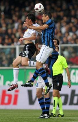 Lucio (Inter) Igor Budan (Cesena) - Serie A 2010 2011, AC Cesena (weiß) vs. Inter Mailand (blau) - lucaxpagliaricci