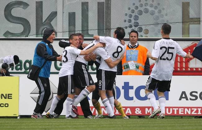 Igor Budan celebrates scoring - Serie A 2010 2011, AC Cesena (white) vs. Inter Mailand (blue) - lucaxpagliaricci o0 Jubel Freude