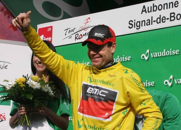 Schweiz, Signal-de-Bougy 30.04.2011: Radsport 65. Tour de Romandie 4. Etappe EZF Aubonne - Signal-deBougy, Cadel EVANS (Australia) BMC Racing Team (USA) holt sich Gelb o0 Siegerehrung Freude