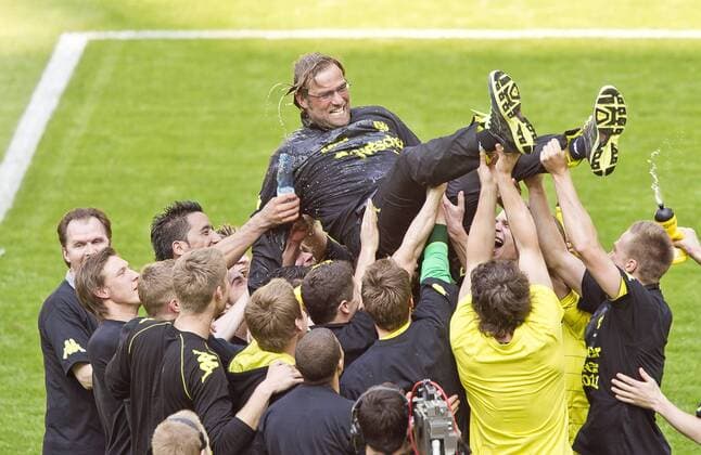 Juergen KLOPP, Chef - Trainer BVB wird hochgeworfen, auf Händen getragen, , jubelt mit Meisterschale, Jubel, BVB DORTMUND WIRD DEUTSCHER MEISTER Fussball 1. Bundesliga , Dortmund, Deutschland am 30.04.2011 BORUSSIA DORTMUND - 1.FC NÜRNBERG 2-0 32.Spieltag, Liga1, Spieltag32, Liga01, 1.Liga, BVB, Meisterschaft, Feier, Nuernberg Saison1011 , Saison 2010 2011 o0 sieg, Feier, Meisterfeier, Jubel, Freude, Totale