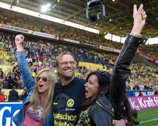 Trainer Jürgen KLOPP (BVB) feiert mit seiner Frau Ulla (li.) und Jola Zorc, Ehefrau von Sportdirektor Michael Zorc. Borussia Dortmund feiert den vorzeitigen Deutschen Meistertitel 2011! Fussball 1.Bundesliga - Saison 2010 2011, 32.Spieltag: Borussia Dortmund BVB - 1.FC Nürnberg in Dortmund, Deutschland am 30.04.2011, Feier Meisterfeier o0 Familie privat Spielerfrau