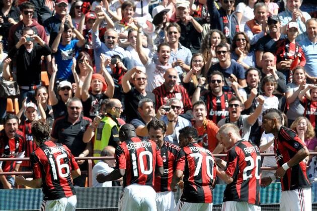 Jubel, v.li.: Mathieu Flamini, Clarence Seedorf, Antonio Cassano, Robinho, Ignazio Abate und Kevin Prince Boateng --- AC Mailand (rot) vs. Bologna FC (weiß) Andreaxstaccioli Freude
