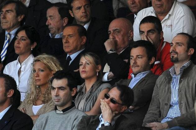 Ministerpräsident Silvio Berlusconi (ITA, hi.) neben Vizepräsident Adriano Galliani, vorn Mitte: Tochter Barbara Barbara Berlusconi auf der Tribüne --- AC Mailand (rot) vs. Bologna FC (weiß) Andreaxstaccioli Zuschauer Tribüne people Politik Funktionär Familie privat Kind