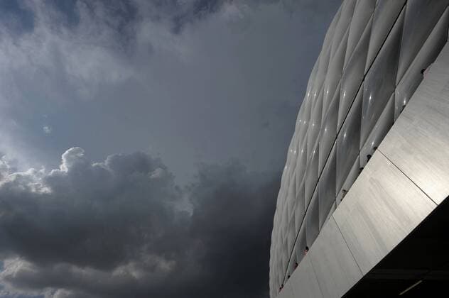 FC Bayern München s Heimspielstätte Allianz-Arena. Dunkle Wolken über der AllianzArena. o0 Sportstätte Totale Stadion Dach, Dachkonstruktion Konstruktion Tribüne Detail