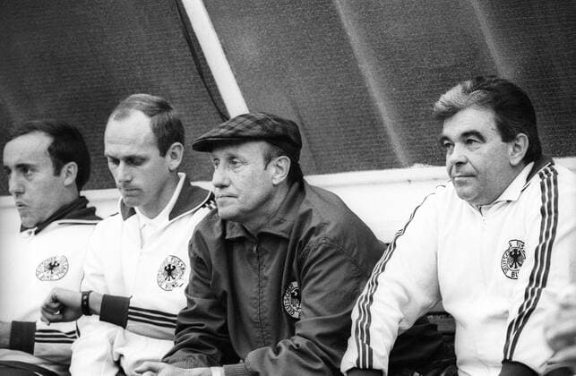v.re.: Mannschaftsarzt Hannes Schoberth, Bundestrainer Helmut Schön und Co Trainer Udo Lattek (alle BR Deutschland) Trainer, Nationaltrainer, Bundestrainer Bank, Trainerbank o00 Betreuer Arzt