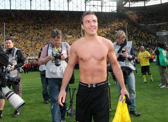 Samstag 30.04.2011, 1. Bundesliga Saison 10 11 - 32. Spieltag in Dortmund, BV Borussia Dortmund - 1. FC Nürnberg 2:0, Meisterfeier in Dortmund, Mario Götze (BVB) DeFodi001 o0 Jubel Freude nackt Unterhose Unterwäsche Wirtschaft Under Armour