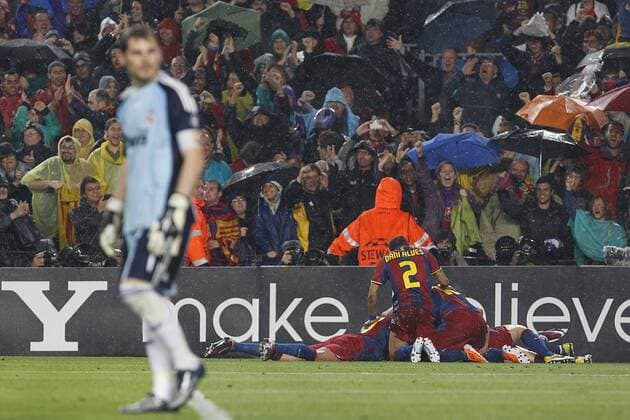 FC Barcelona s Daniel Alves celebrate goal in presence of Real Madrid s Iker Casillas dejected, FC Barcelona - Real CF Madrid ---  (24143337) o0 Jubel, Freude Daniel