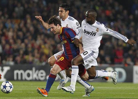 FC Barcelona s Lionel Messi (c) and Real Madrid s Kaka (l) and Lass Diarra, FC Barcelona - Real CF Madrid ---  (24143345)
