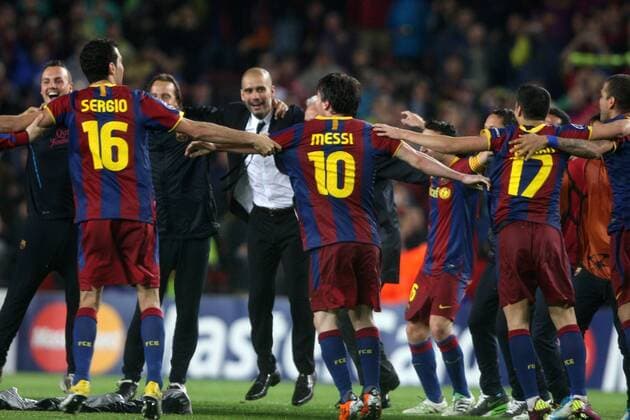 Guardiola and Lionel Messi - FC Barcelona (Barca red blue) - Real CF Madrid (white), Barcelonas Coach Josep Pep Guardiola, Lionel Messi and other players celebrate after the UEFA Champions League semi-finals soccer match. May, 3, 2011.  o0 Jubel, Freude Mannschaftskreis