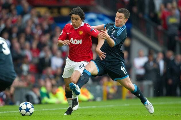 Alexander BAUMJOHANN r. (GE) im Zweikampf gegen RAFAEL (Manchester), Aktion, Fussball Champions League Halbfinale Rückspiel, Manchester United (ENG) - FC Schalke 04 (GER) , am 04.05.2011 in Manchester England