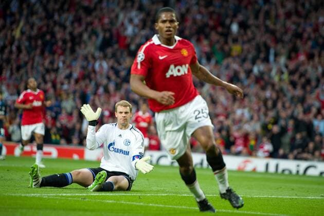 Torwart Manuel NEUER l. (GE) ärgert sich nach dem Tor zum 1:0 durch Antonio VALENCIA r., (Manchester), Fussball Champions League Halbfinale Rückspiel, Manchester United (ENG) - FC Schalke 04 (GER) , am 04.05.2011 in Manchester England