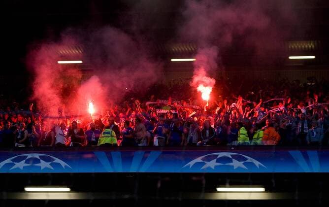 Schalker Fans mit begalischem Feuer, Fussball Champions League Halbfinale Rueckspiel, FC Schalke 04 , am 04.05.2011 o0 Totale
