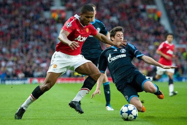 Sergio ESCUDERO r. (GE) im Zweikampf gegen Antonio VALENCIA (Manchester), Aktion, Fussball Champions League Halbfinale Rückspiel, Manchester United (ENG) - FC Schalke 04 (GER) , am 04.05.2011 in Manchester England