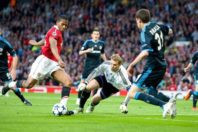 Julian DRAXLER r. und Torwart Manuel NEUER (GE) im Duell gegen Antonio VALENCIA (Manchester), Aktion, Torchance, Fussball Champions League Halbfinale Rückspiel, Manchester United (ENG) - FC Schalke 04 (GER) , am 04.05.2011 in Manchester England