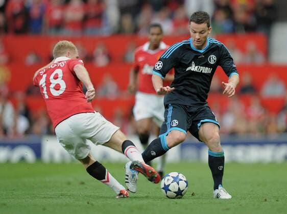 FUSSBALL CHAMPIONS LEAGUE SAISON 2010 2011 HALBFINALE 04.05.2011 Manchester United - FC Schalke 04 Alexander Baumjohann (re, FC Schalke 04) gegen Paul Scholes (Manchester United FC)  Manu