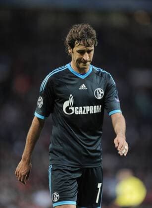FUSSBALL CHAMPIONS LEAGUE SAISON 2010 2011 HALBFINALE 04.05.2011 Manchester United - FC Schalke 04 Enttaeuscht; Raul (FC Schalke 04) mit seinem vorerst letztes Spiel in der Königsklasse  Manu