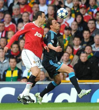 FUSSBALL CHAMPIONS LEAGUE Halbfinale SAISON 2010 2011 Manchester United - FC Schalke 04 04.05.2011 Dimitar Berbatov (li, Manchester United FC) gegen Benedikt Höwedes (re, FC Schalke 04)  Manu