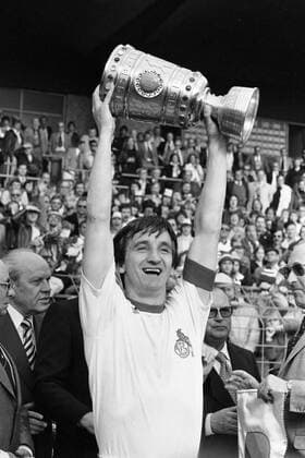 Fußball, DFB-Pokalfinale 1976 1977, Wiederholungsspiel, 1. FC Köln - Hertha BSC Hannes LOEHR Löhr, Mannschaftskapitaen 1. FC Koeln, jubelt mit dem DFB-Pokal ueber dem Kopf, Fussball DFB Pokal Finale, Hertha BSC Berlin - 1. FC Koeln 1:1, Wiederholungsspiel am 30.05.1977. SW-Aufnahme, o0 Pokal Trophäe Objekte Sieg