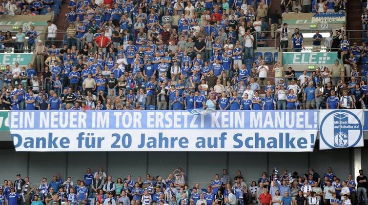 07-05-2011, Fussball, 1. Bundesliga, Saison 2010-2011, 33. Spieltag, FC SCHALKE 04 - Torhüter Manuel Neuer (Schalke 04) Transparent der Schalker Fans