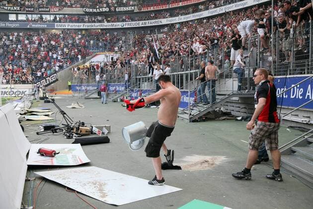 Wütende Eintracht Frankfurt Fans stürmen den Innenraum o0 Zuschauer Krawalle Randale Randalierer Ausschreitungen Fanausschreitungen