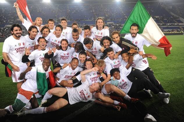 Siegerfoto - AC Milan feiert die italienische Meisterschaft 2010 2011, u.a. Mathieu Flamini (Mitte, 2.v.re.), Robinho (vorn, 2.v.li.), Kevin Prince Boateng (hi., Mitte) massimoxoliva o0 Scudetto Freude