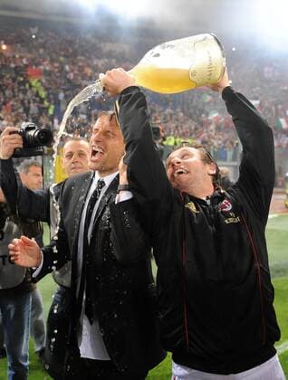 Trainer Massimiliano Allegri erhält von Antonio Cassano eine Proseccodusche - AC Milan feiert die italienische Meisterschaft 2010 2011 massimoxoliva o0 Scudetto Freude