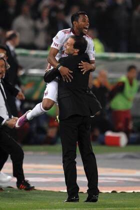 ROBINHO (L) und Trainer Massimiliano Allegri - AC Milan feiert die italienische Meisterschaft 2010 2011 Andreaxstaccioli o0 Scudetto Freude