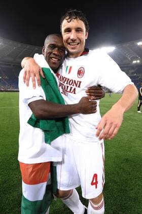 Clarence SEEDORF (L) und Mark VAN BOMMEL - AC Milan feiert die italienische Meisterschaft 2010 2011 Andreaxstaccioli o0 Scudetto Freude