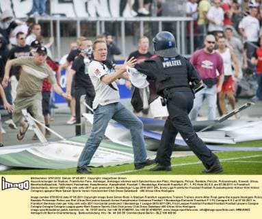 Ausschreitungen im Stadion; Frankfurter Fans, Anhänger, Anhänger stürmen nach Spielschluss den Platz; Hooligans, Polizei, Randale, Polizist, Polizeieinsatz, Krawall, Ultras, Bereitschaftspolizei, Tätlichkeit, Festnahme, Kampfmontur, Kampfmittel; Fussball 1. Bundesliga, Eintracht Frankfurt (F) - 1. FC Köln (K) 0:2, am 07.05.2011 in Frankfurt Deutschland, o00 Ultras Ultra Hooligans