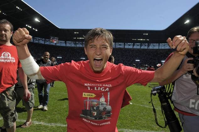 08.05.2011, Fussball 2.Bundesliga 2010 2011, 33.Spieltag, FC Augsburg - FSV Frankfurt, in der Impuls-Arena Augsburg. Aufstiegsjubel: Moritz Leitner (Augsburg) jubelt.