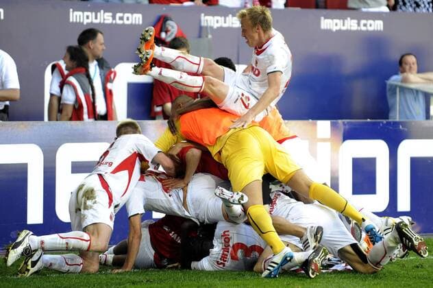 kollektiver Torjubel,Jubel,Freude,Begeisterung, bei Augsburg nach Tor zm 2-1 - oben: Michael THURK.- FC Augsburg (weiß) vs FSV Frankfurt - o0 kurios Komik