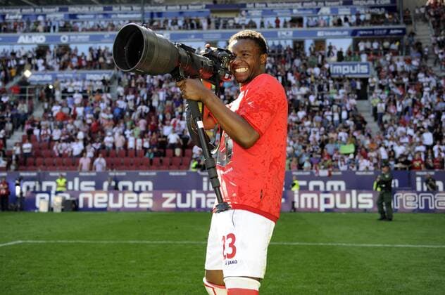 Andrew SINKALA (Augsburg) fotografiert im einer Profikamera mit Super Teleobjektiv sseine feiernden Mitspieler. FC Augsburg-FSV Frankfurt. Fussball,Liga2&Spieltag06&Saison1011,Sasion2010 2011,2010 11 am 08.05.2011.Aufstieg in die 1Bundesliga.Aufsteiger.