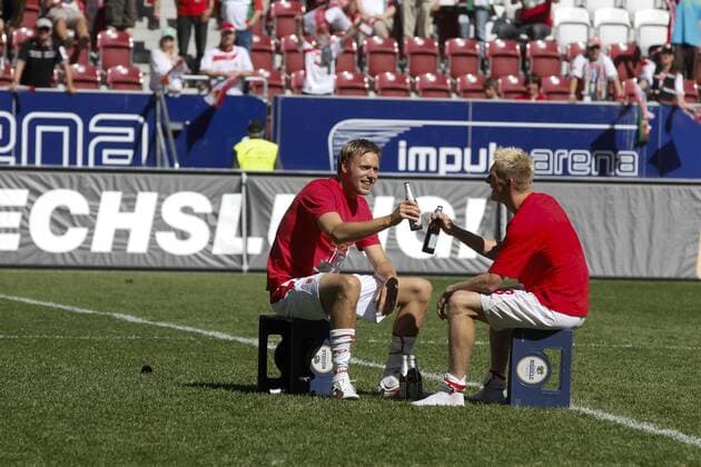 stiller Jubel bei Daniel BRINKMANN (FC Augsburg, li.) und Axel BELLINGHAUSEN (FC Augsburg), die im Mittelkreis auf Bierkisten sitzen und sich zuprosten --- Fussball, Männer, 2. Liga, 33. Spieltag, AUFSTIEGSFEIER FC Augsburg