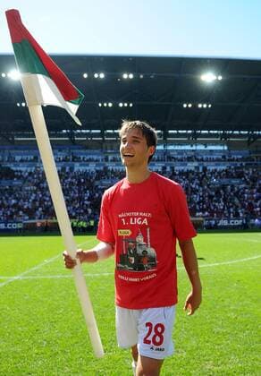 2. Fussball Bundesliga: Saison 2010 2011 33. Spieltag FC Augsburg - FSV Frankfurt 08.05.2011 AUGSBURG JUBEL NACH DEM AUFSTIEG IN DIE ERSTE 1. BL JUBEL mit der ECKFAHNE Moritz Leitner (FC Augsburg) 