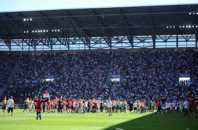 2. Fussball Bundesliga: Saison 2010 2011 33. Spieltag FC Augsburg - FSV Frankfurt 08.05.2011 AUGSBURG JUBEL NACH DEM AUFSTIEG IN DIE ERSTE 1. BL FC Augsburg Fans stuermen den Platz in der Impuls Arena  Totale
