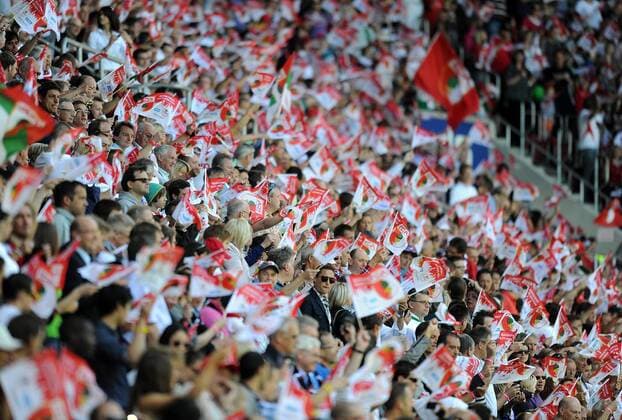 2. Fussball Bundesliga: Saison 2010 2011 33. Spieltag FC Augsburg - FSV Frankfurt 08.05.2011 AUGSBURG JUBEL NACH DEM AUFSTIEG IN DIE ERSTE 1. BL FC Augsburg Fankurve mit Fahnen  Totale