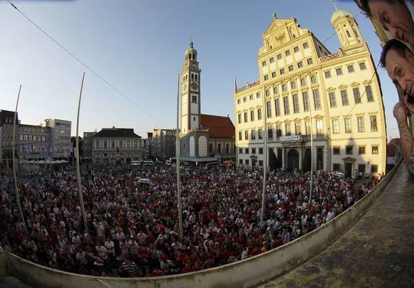 Spontane Aufstiegsfeier des FC Augsburg auf dem Rathausplatz o0 Fan Totale fisheye